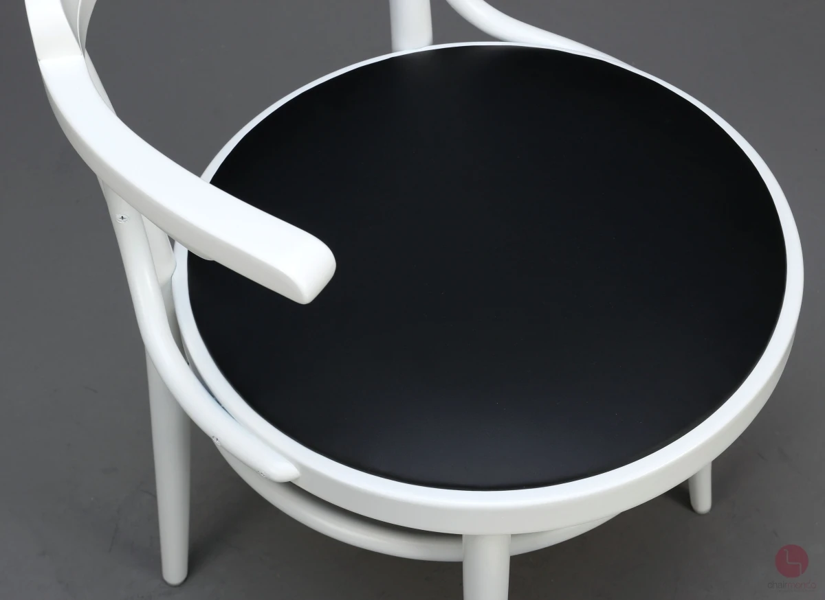 Thonet 233 P Bugholzstuhl in Weiß mit neuem Leder in Schwarz - gebraucht