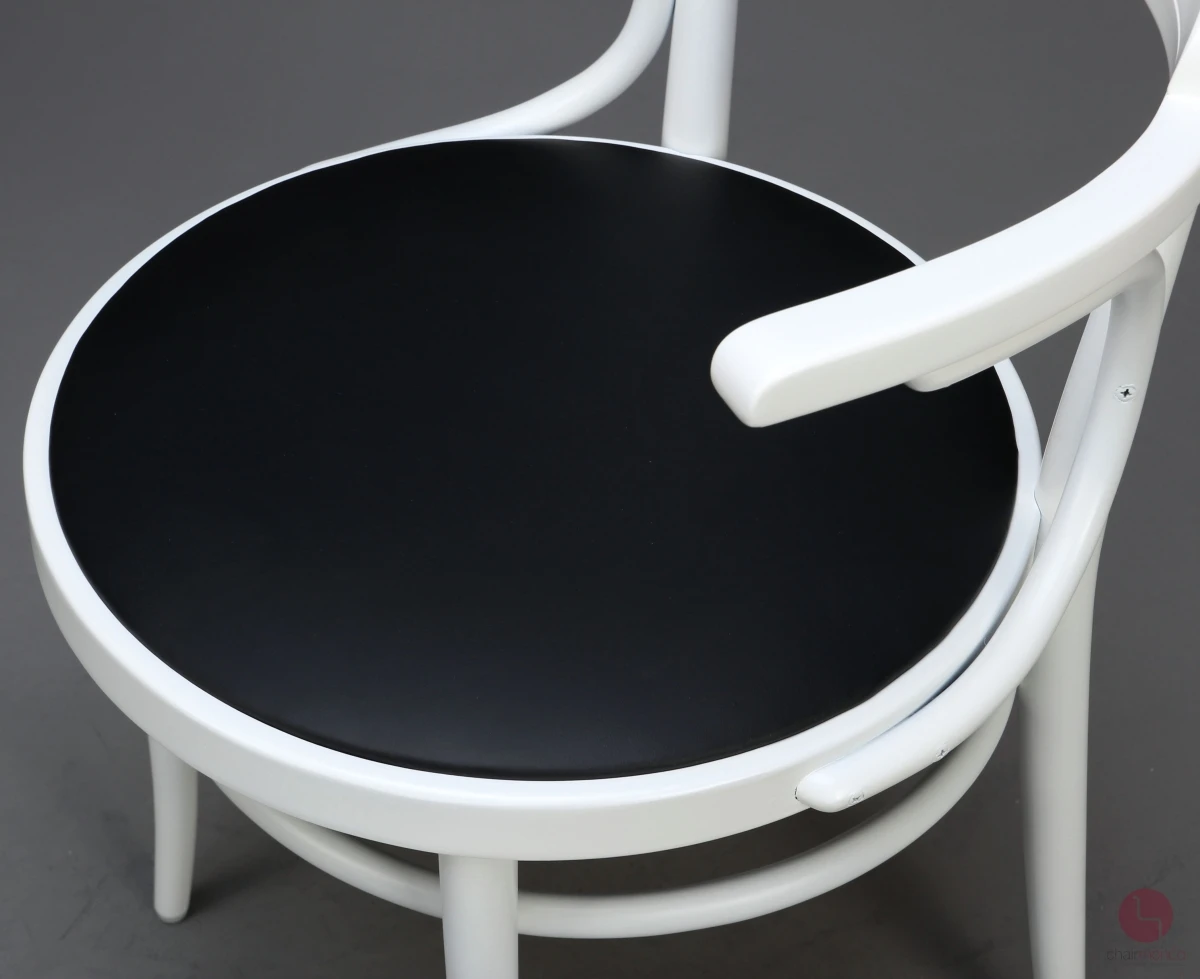 Thonet 233 P Bugholzstuhl in Weiß mit neuem Leder in Schwarz - gebraucht