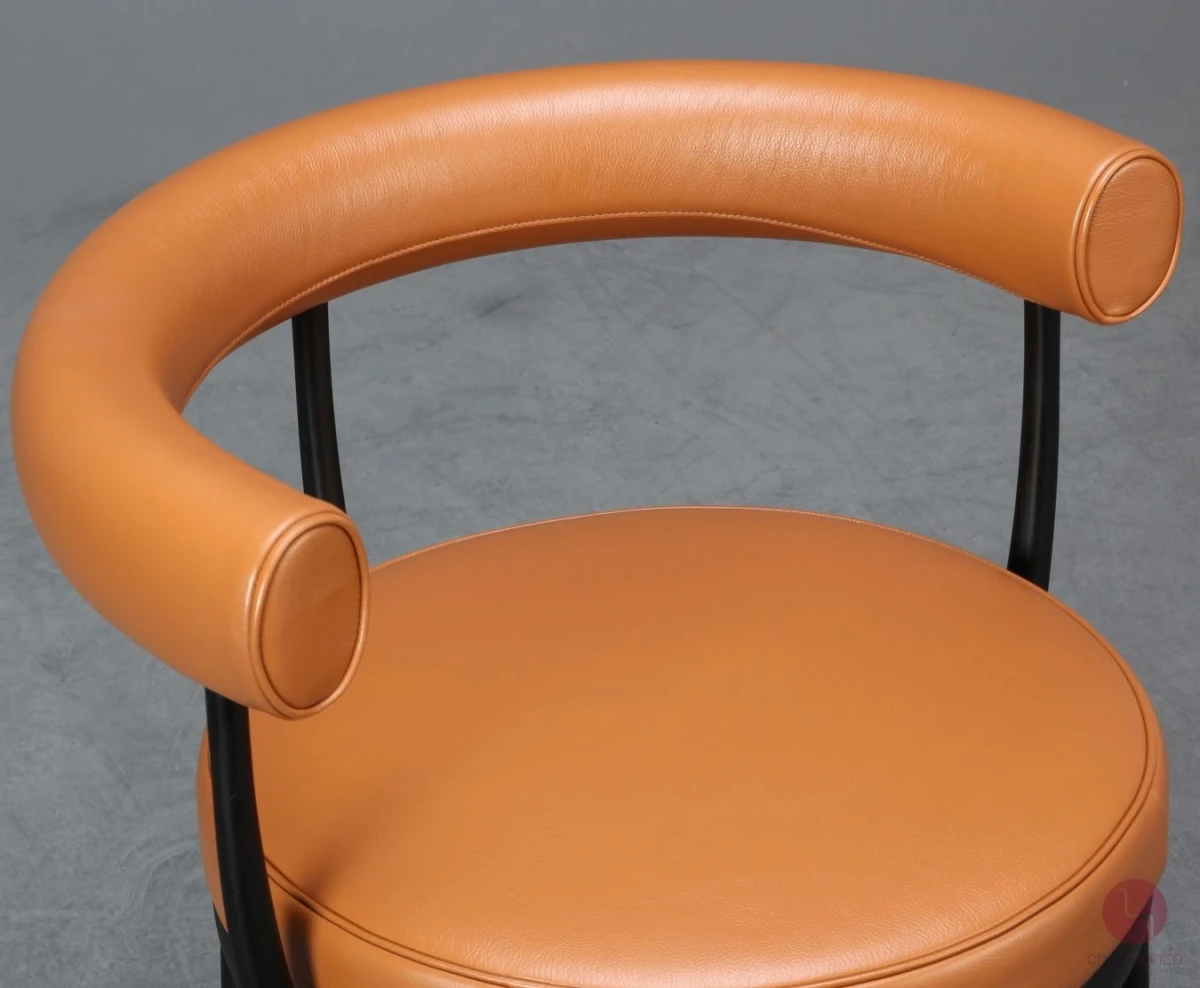 Cassina-Indochine-528-Drehstuhl-Detailansicht-Lehne