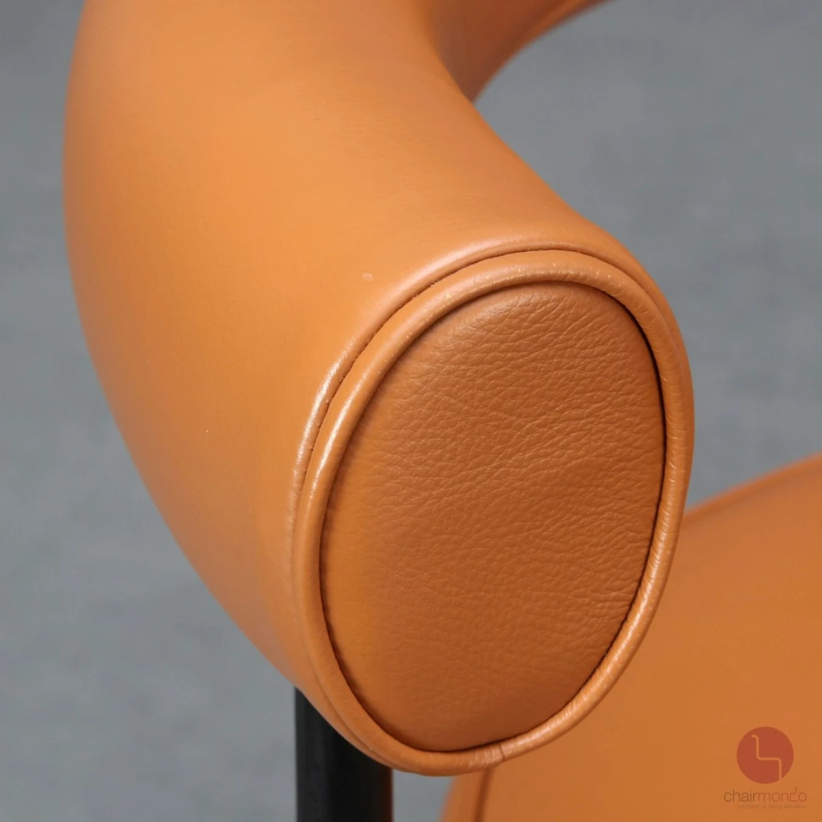 Cassina-Indochine-528-Drehstuhl-Detailansicht-Armlehne-links