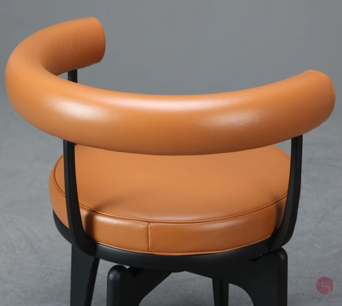 Cassina-Indochine-528-Drehstuhl-Detailansicht-Rückenlehne-hinten-2