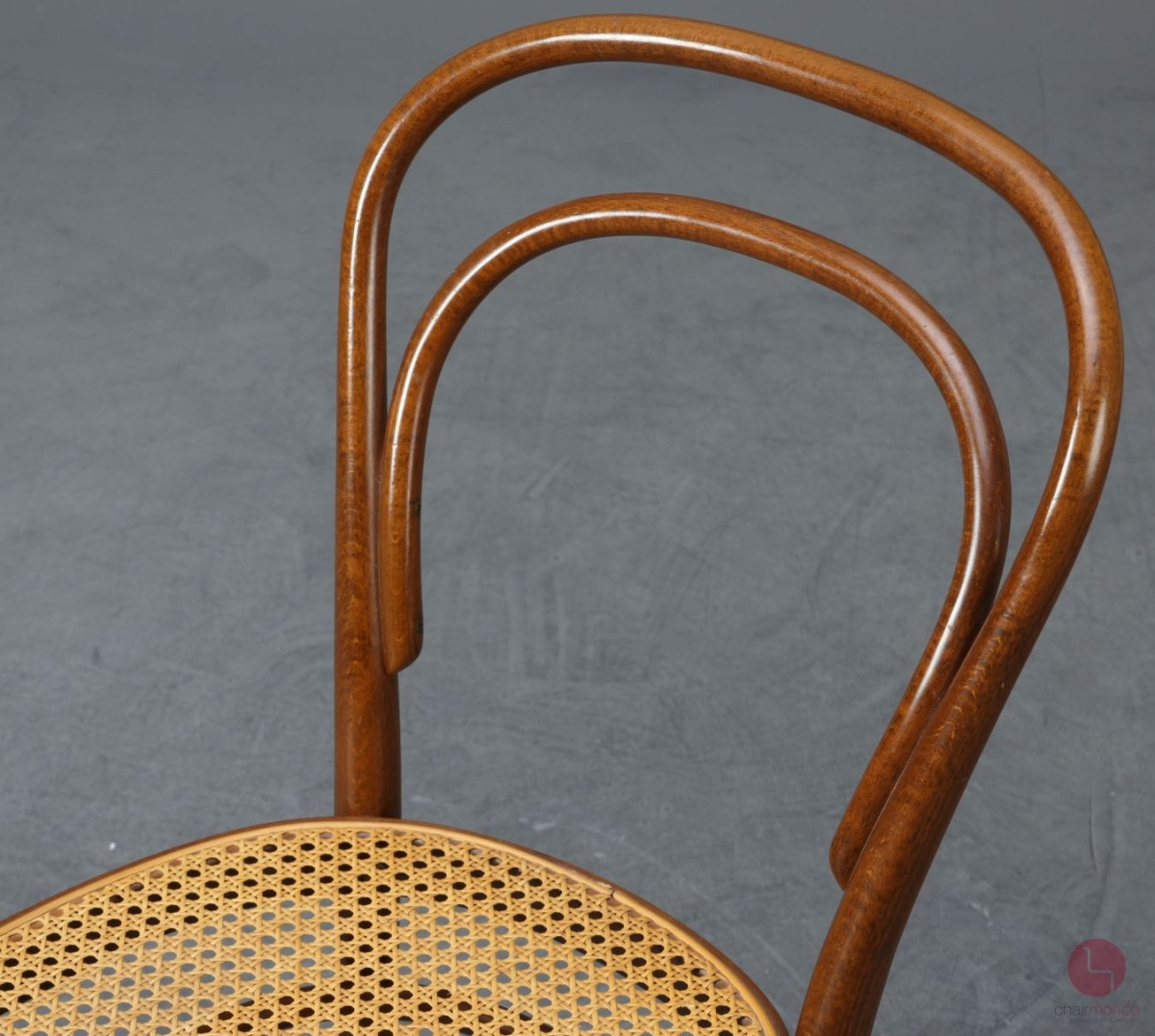 Preview: Thonet 214 Nussbaum Braun Bugholzstuhl mit Geflecht gebraucht