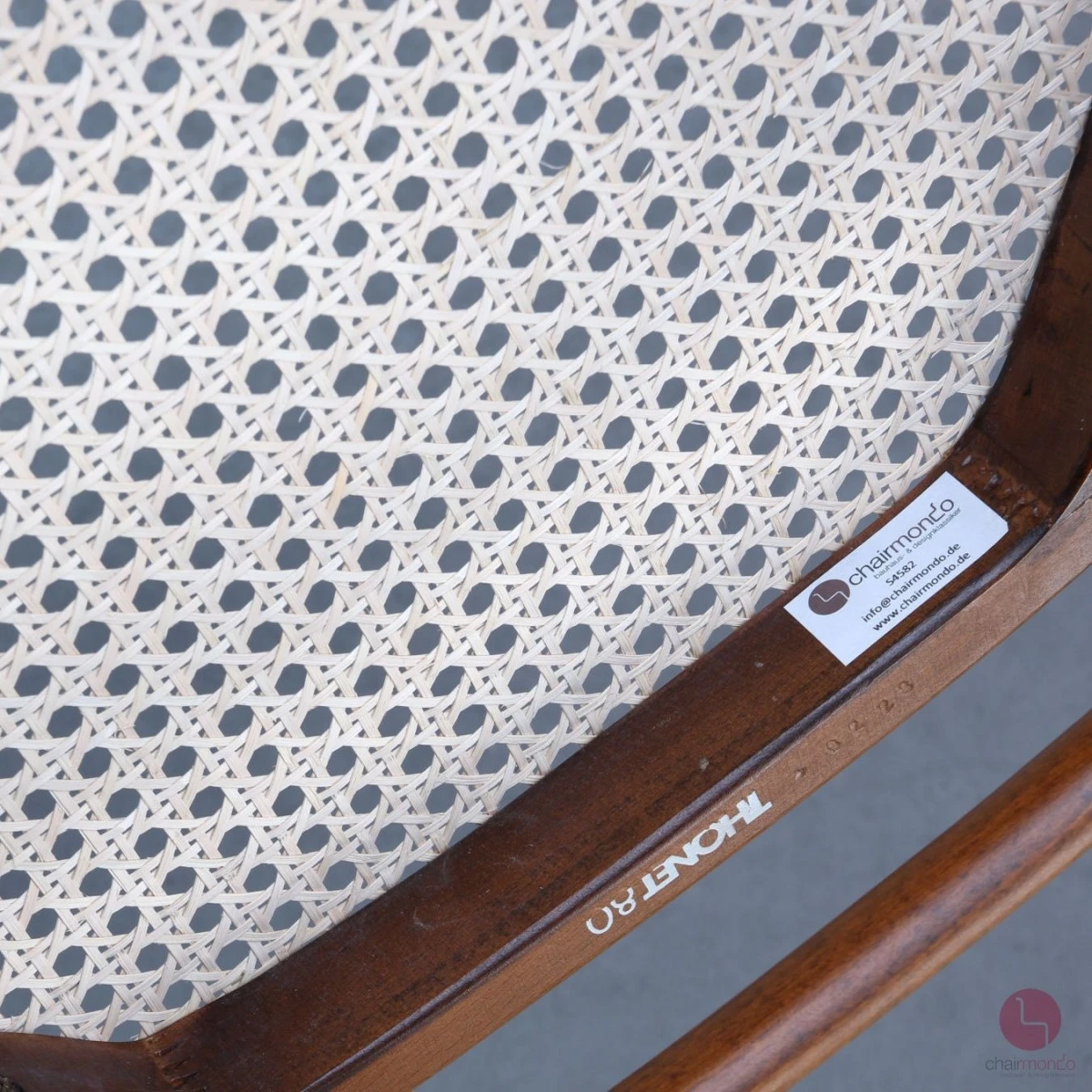 Thonet 214 Nussbaum Braun Bugholzstuhl mit neuem Geflecht gebraucht