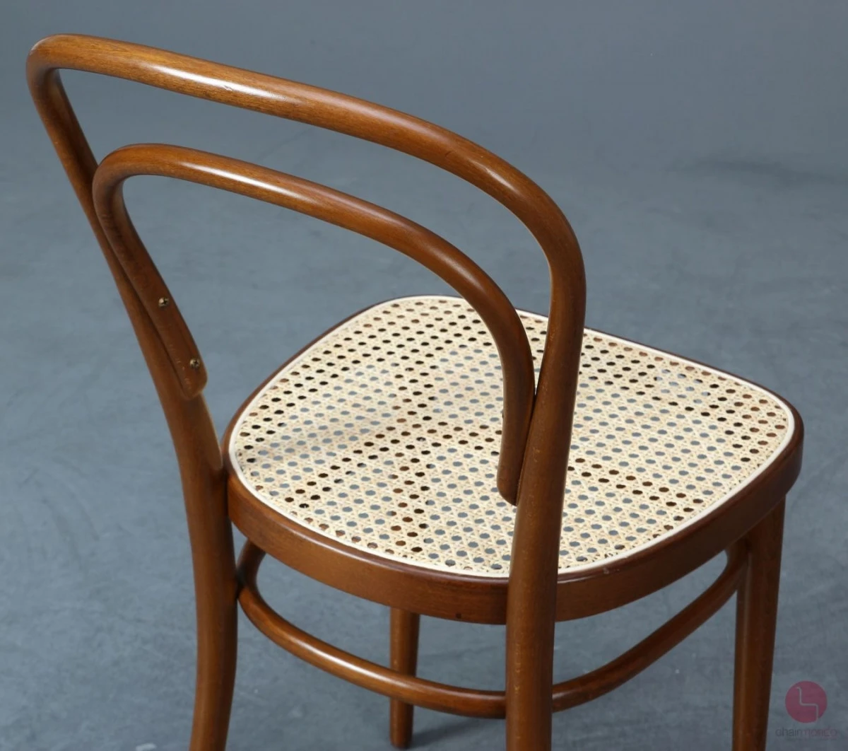 Thonet 214 Nussbaum Braun Bugholzstuhl mit neuem Geflecht gebraucht