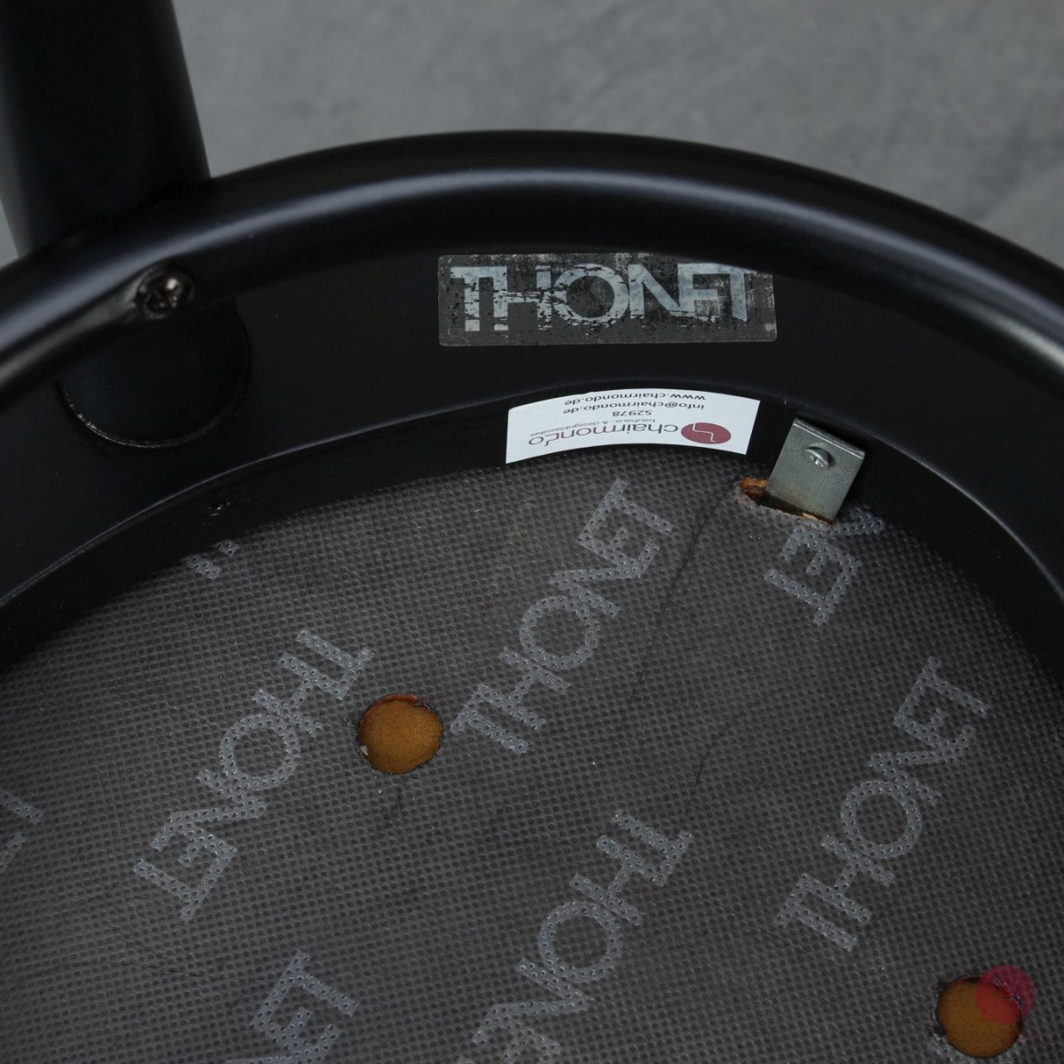 Preview: Thonet 214 PH Bugholz Hocker mit neuem schwarzem Leder gebraucht