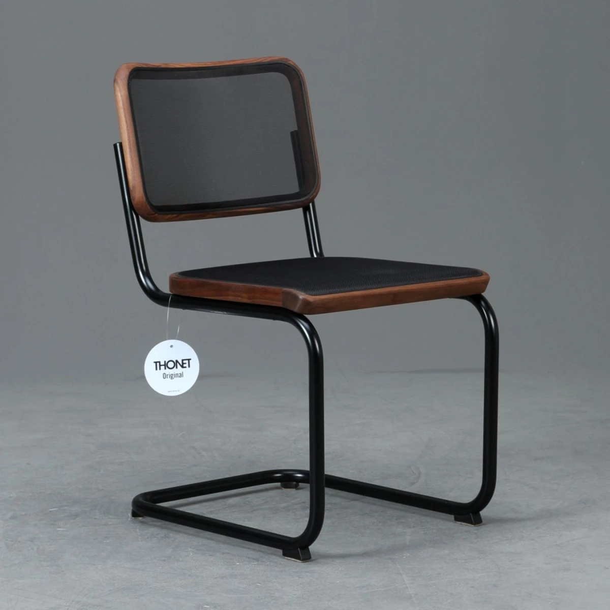 Thonet S32 N Pure Materials Nussbaum Frontansicht