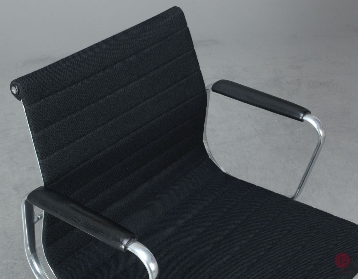 Preview: Vitra EA 108 Aluminium Chair Hopsak + Armauflagen Schwarz gebraucht