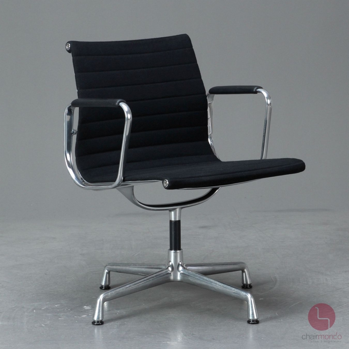 Preview: Vitra EA 108 Aluminium Chair Hopsak + Armauflagen Schwarz aus 2013 gebraucht