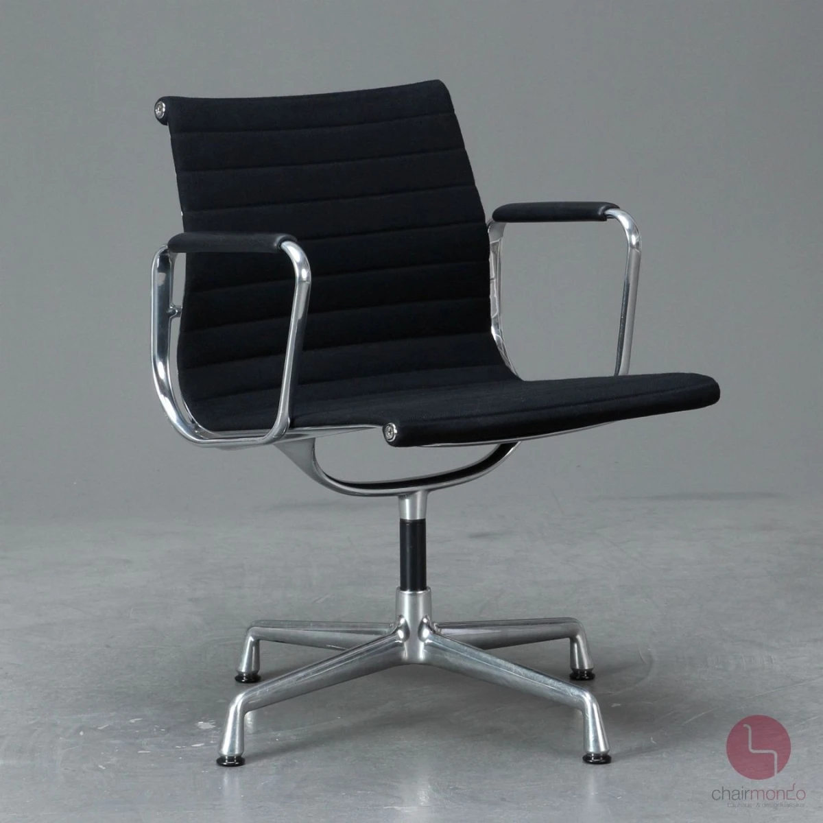 Vitra EA 108 Aluminium Chair Hopsak + Armauflagen Schwarz aus 2013 gebraucht