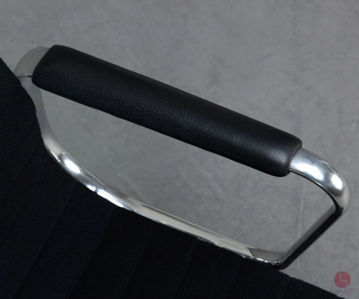 Vitra EA 108 Aluminium Chair Hopsak + Armauflagen Schwarz aus 2013 gebraucht