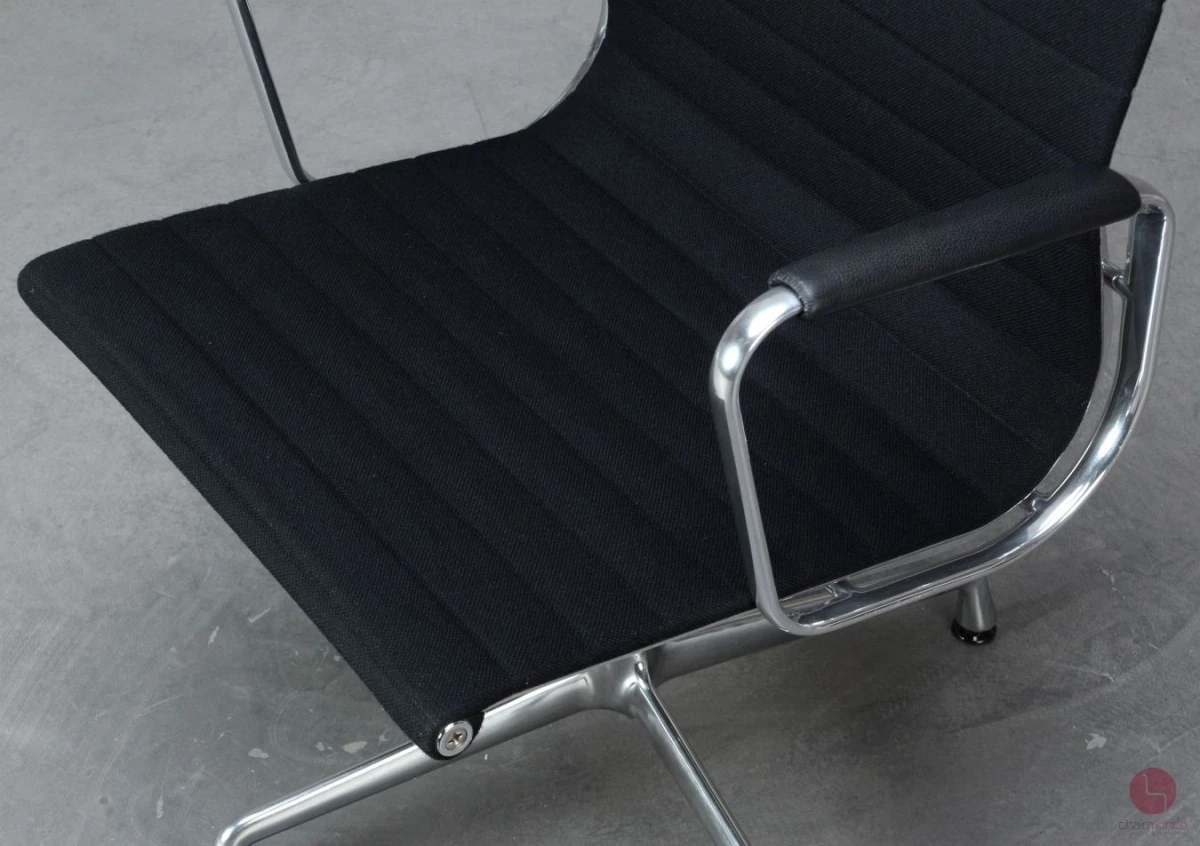 Vitra EA 108 Aluminium Chair Hopsak + Armauflagen Schwarz aus 2013 gebraucht