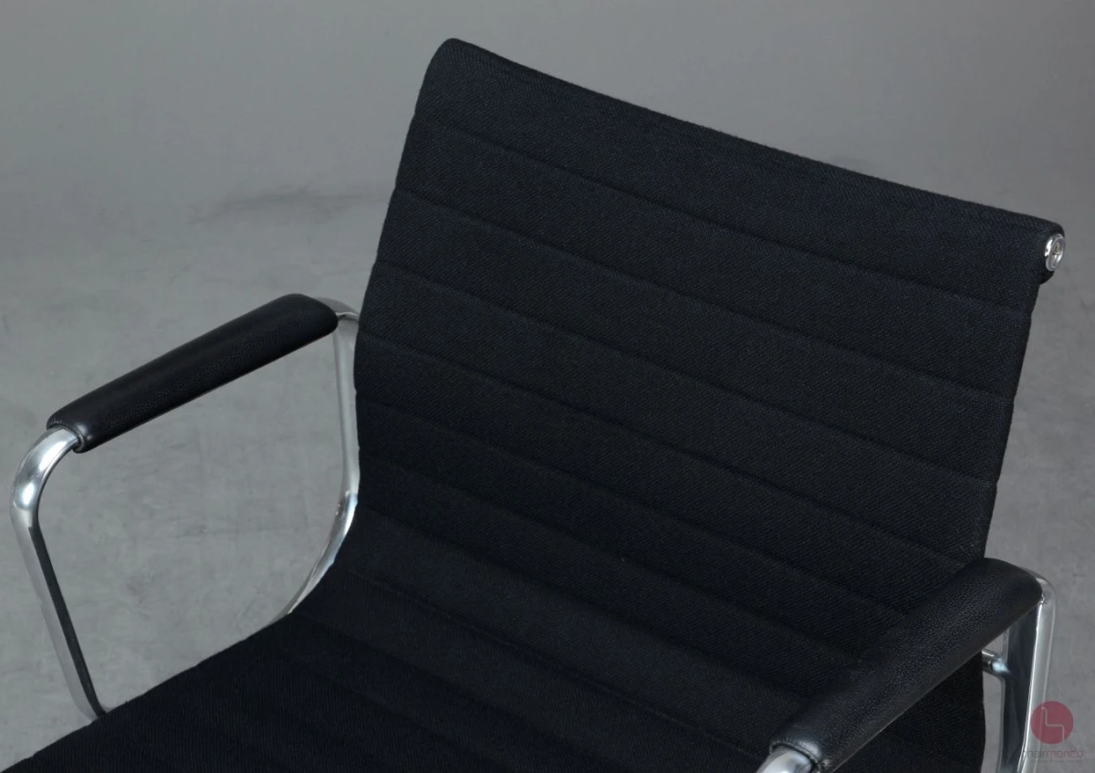 Vitra EA 108 Aluminium Chair Hopsak + Armauflagen Schwarz aus 2013 gebraucht