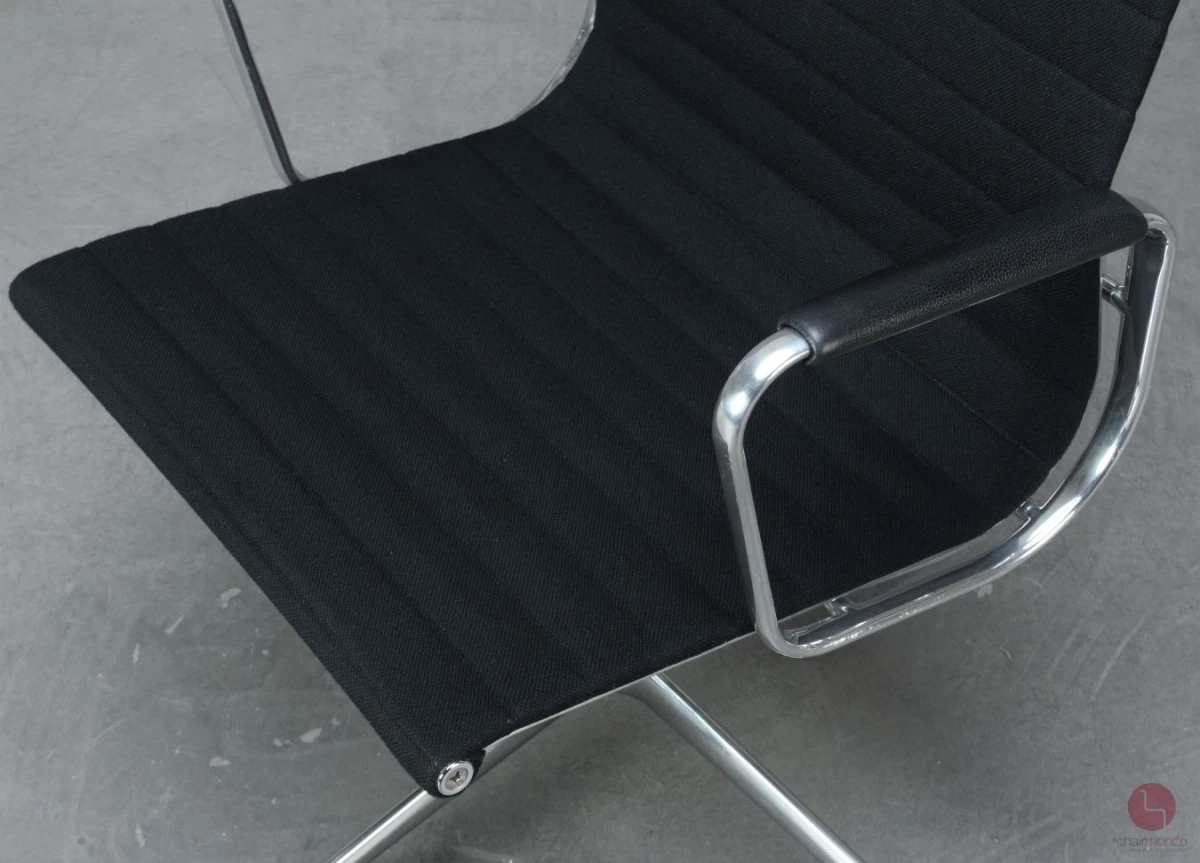 Vitra EA 108 Aluminium Chair Hopsak + Armauflagen Schwarz aus 2013 gebraucht