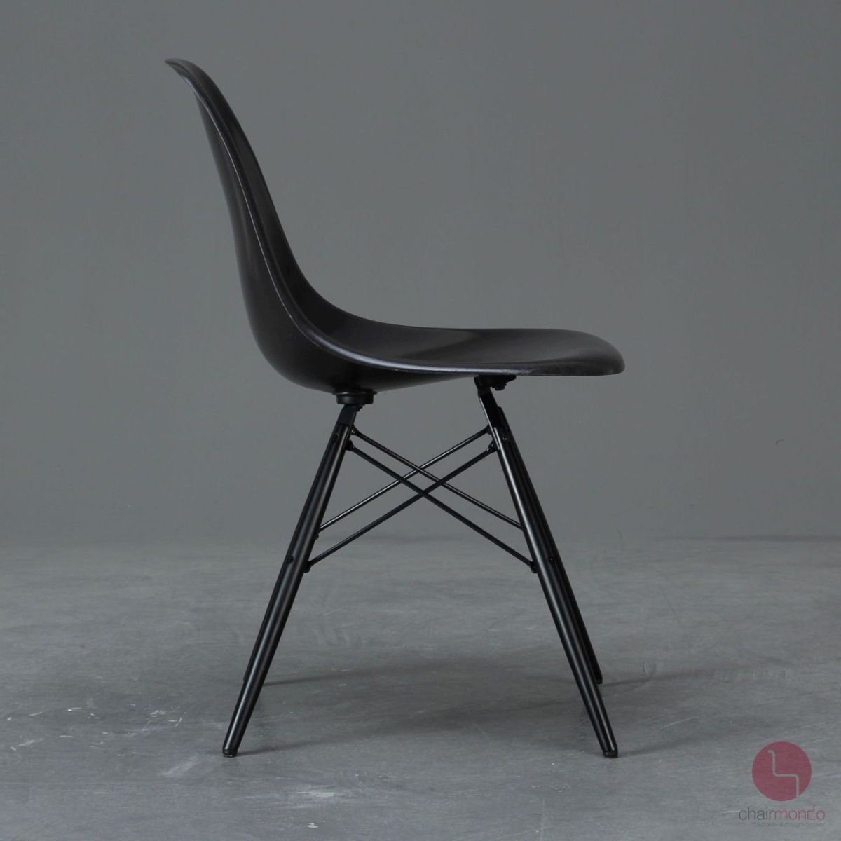 Preview: Vitra Eames DSW Side Chair Fiberglas Hermann Miller Schwarz Ahorngestell gebraucht