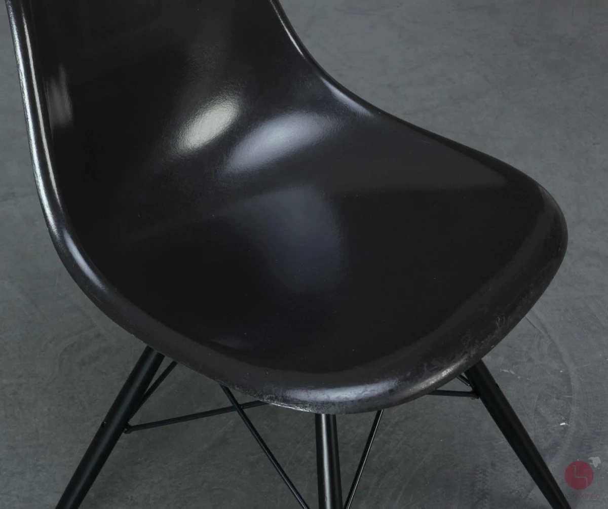 Vitra Eames DSW Side Chair Fiberglas Hermann Miller Schwarz Ahorngestell gebraucht
