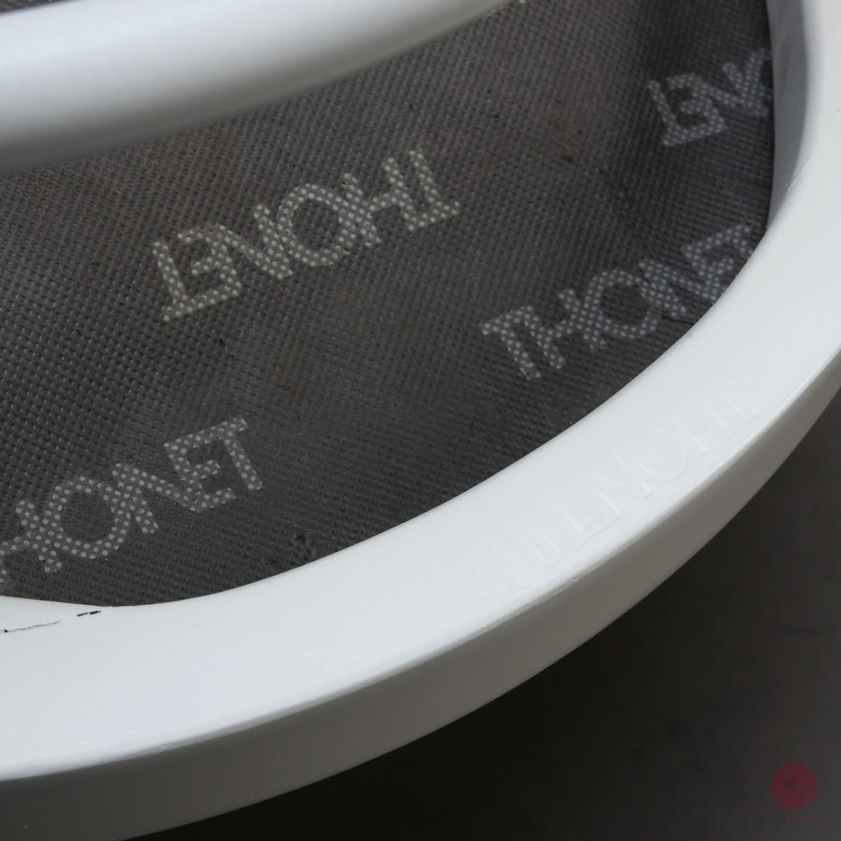 Thonet 233 P Bugholzstuhl in Weiß mit neuem Leder in Schwarz - gebraucht