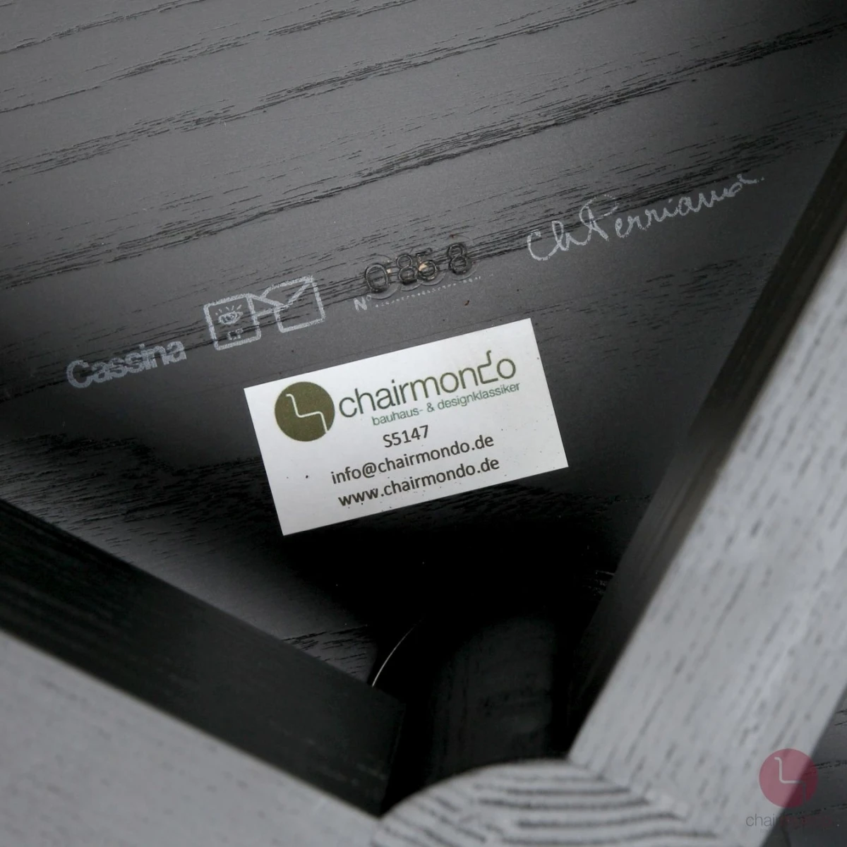 Cassina-Indochine-528-Drehstuhl-Detailansicht-Logo-Prägung-Stempel