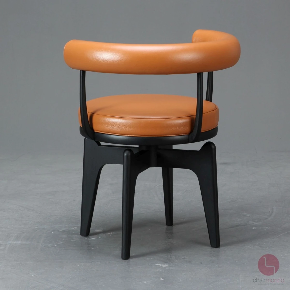 Cassina-Indochine-528-Drehstuhl-Rückansicht-1