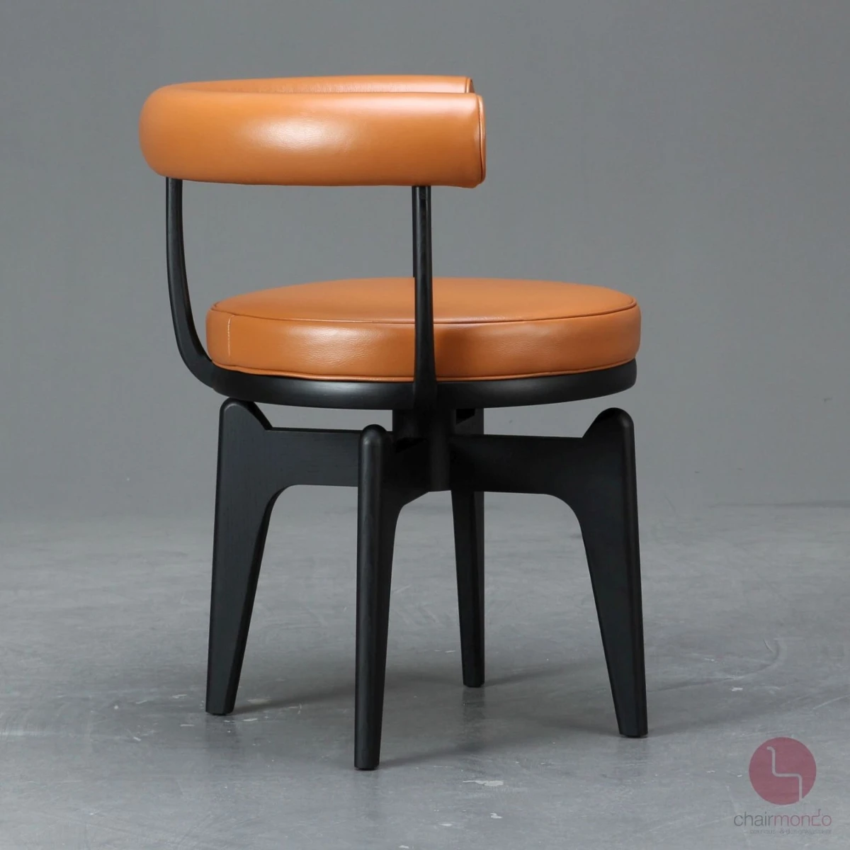 Cassina-Indochine-528-Drehstuhl-Seitenansicht-1