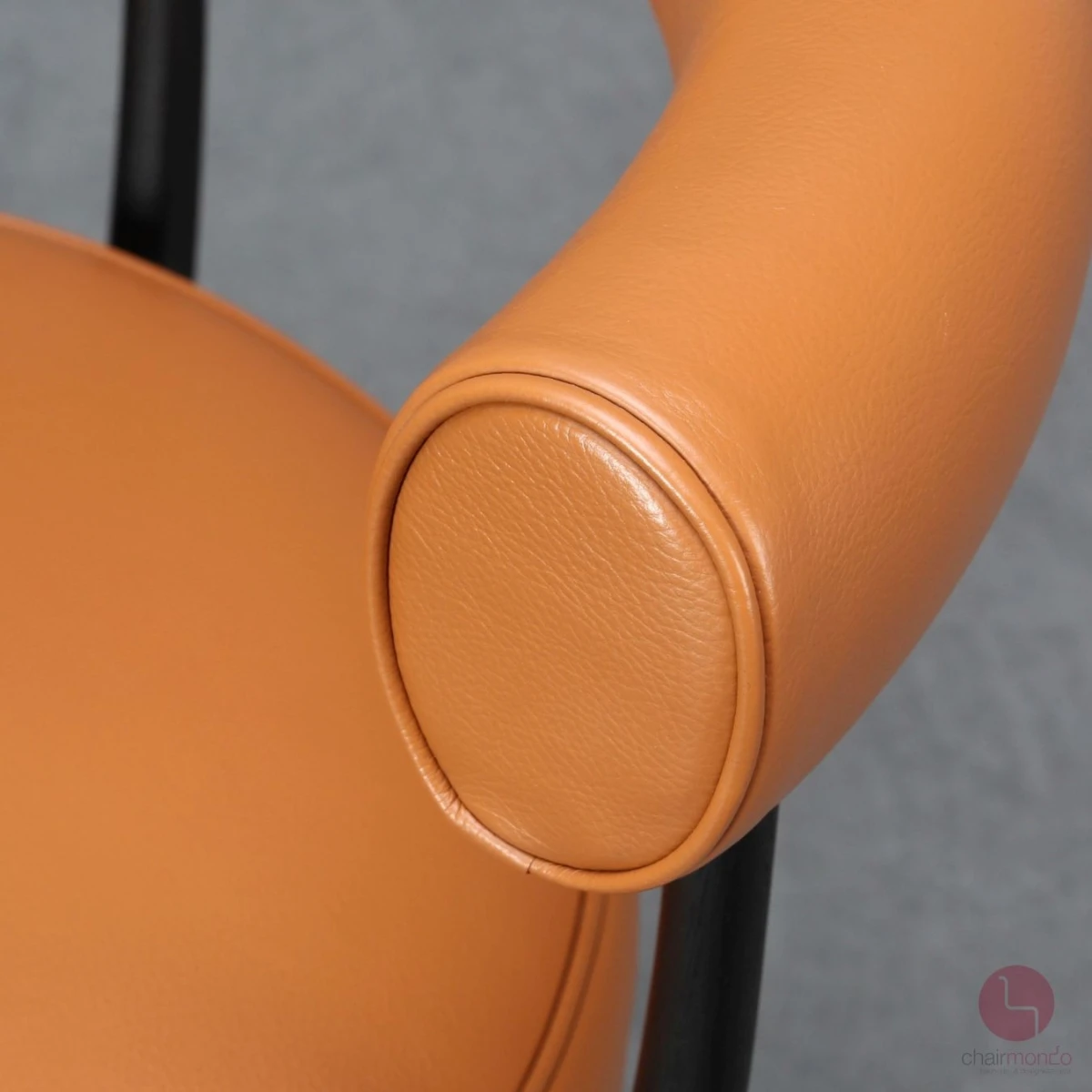 Cassina-Indochine-528-Drehstuhl-Detailansicht-Armlehne-rechts