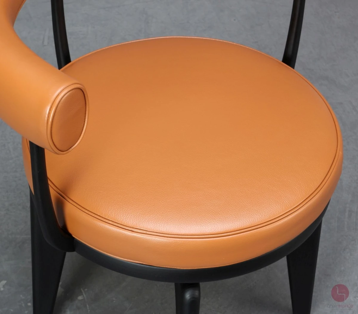 Cassina-Indochine-528-Drehstuhl-Detailansicht-Sitz-links