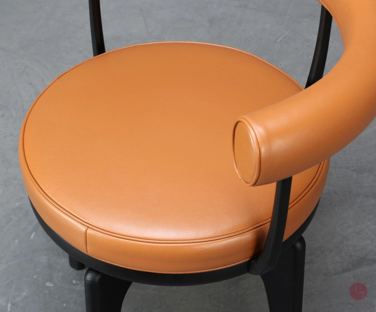 Cassina-Indochine-528-Drehstuhl-Detailansicht-Sitz-rechts