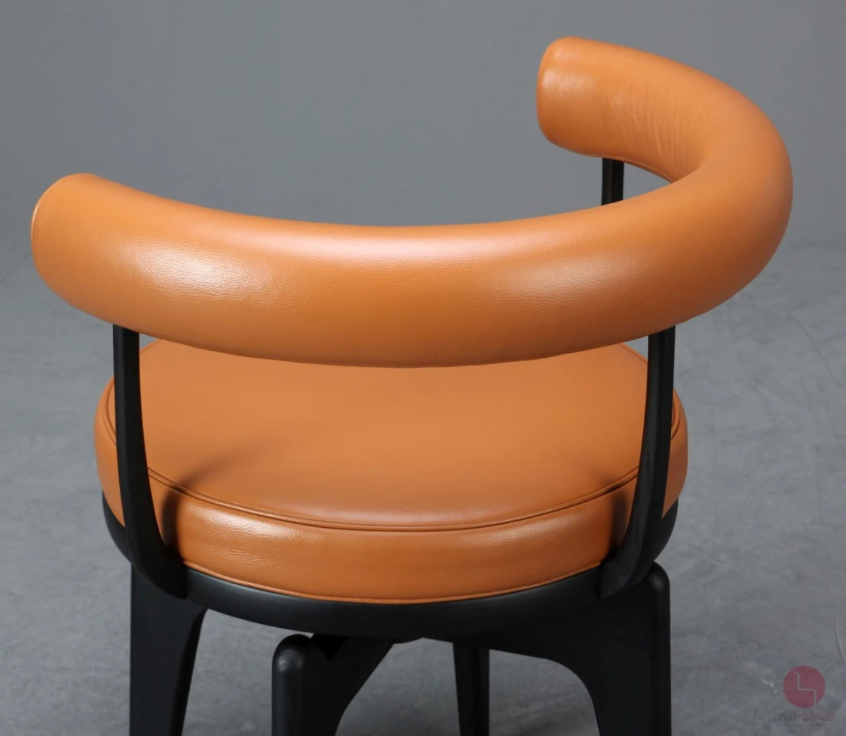 Cassina-Indochine-528-Drehstuhl-Detailansicht-Rückenlehne-hinten-1