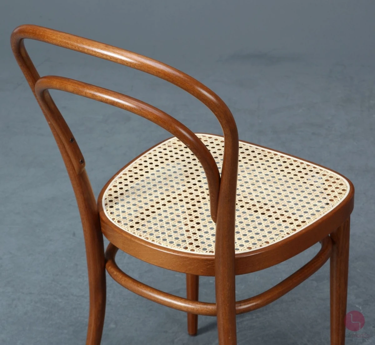 Thonet 214 Nussbaum Braun Bugholzstuhl mit neuem Geflecht gebraucht