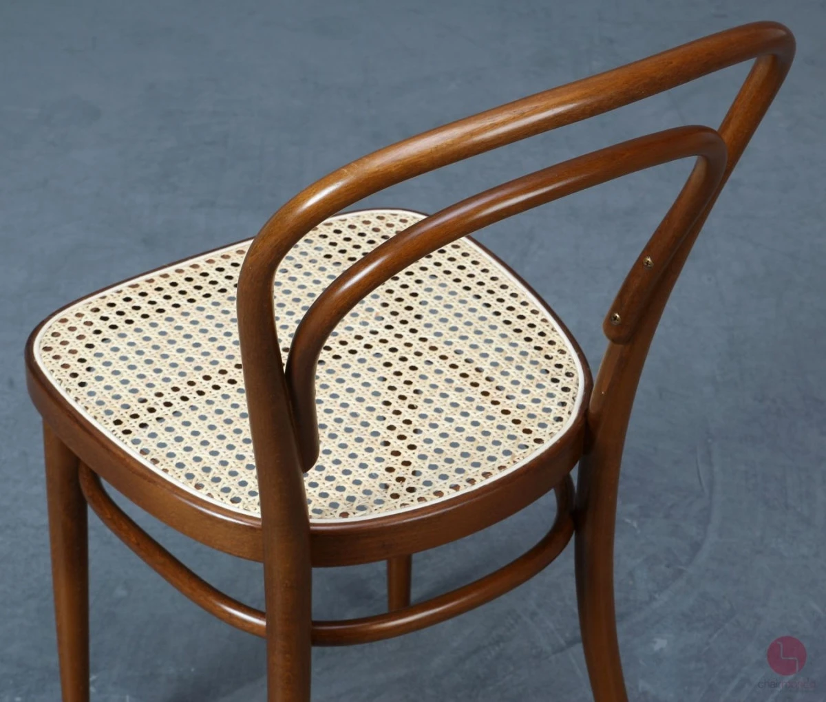 Thonet 214 Nussbaum Braun Bugholzstuhl mit neuem Geflecht gebraucht