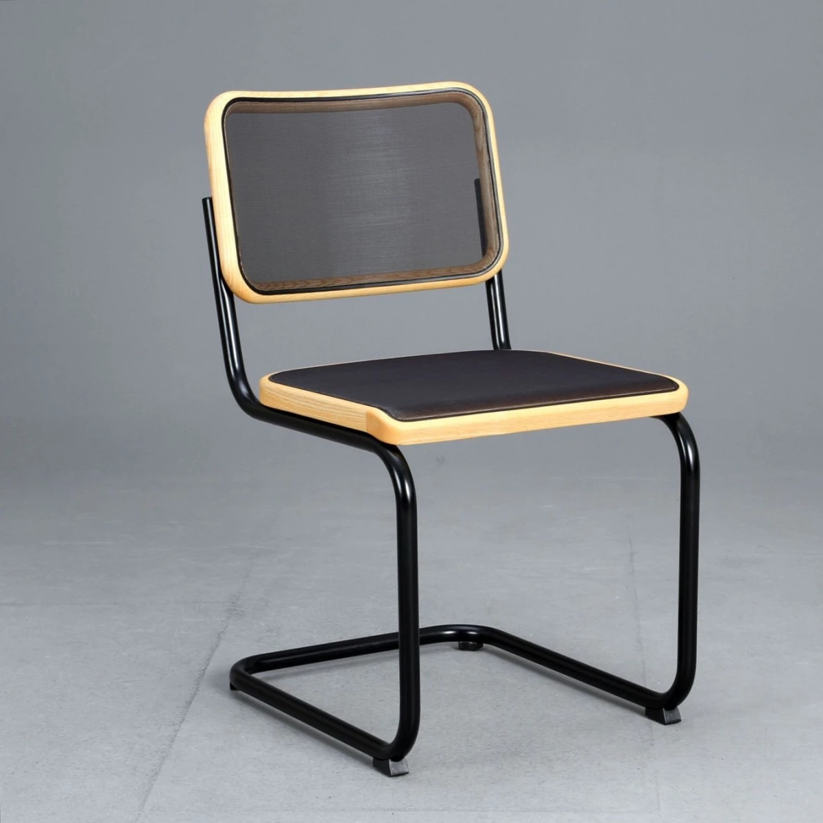 Thonet S32 N Pure Materials Esche Frontansicht