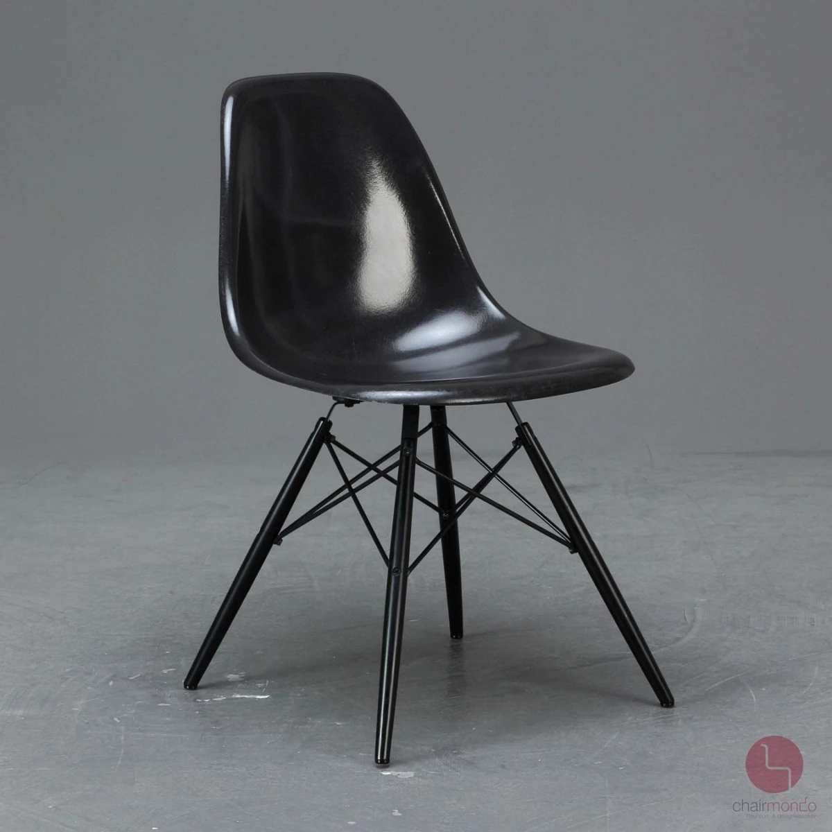 Vitra Eames DSW Side Chair Fiberglas Hermann Miller Schwarz Ahorngestell gebraucht